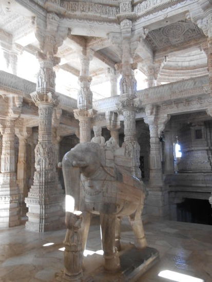 Dieser Jain Tempel wird zwar von der ganzen Welt gelobt, von mir gibt es nur das Prädikat ganz schön. Die ganze Tempel Sicherheit hat mir den absolut letzten Rest gegeben.