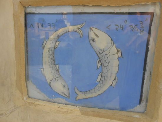 heir zum Beispiel Fisch, jede Treppen-ähnliche Sonnenuhr hat ein Bild mit dem jeweiligen Sternzeichen