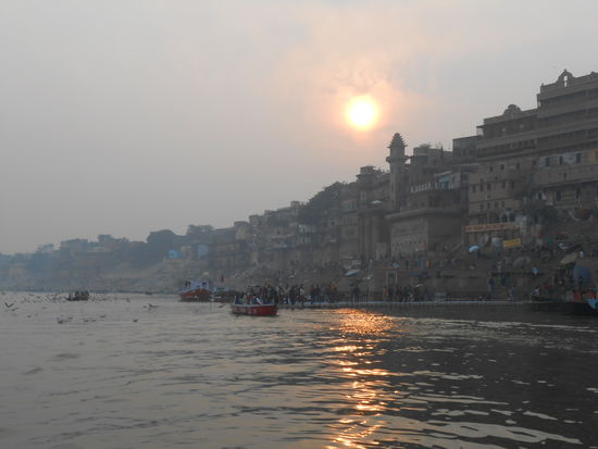 Sonnenuntergang Varanasi auf dem Ganges