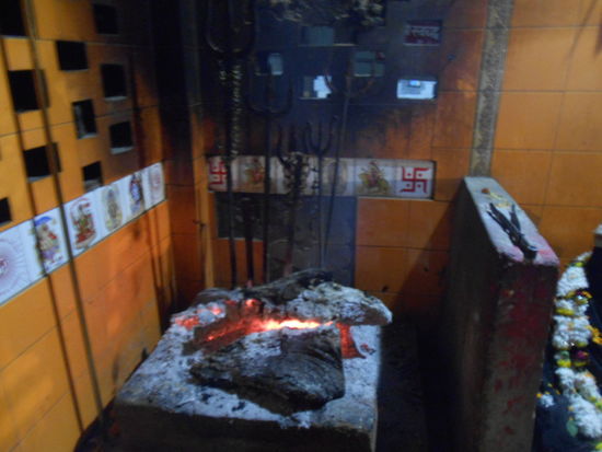 Shiva Tempel, hier wird die Glut geholt vom ersten männlichen Angehörigen des Verstorbenen