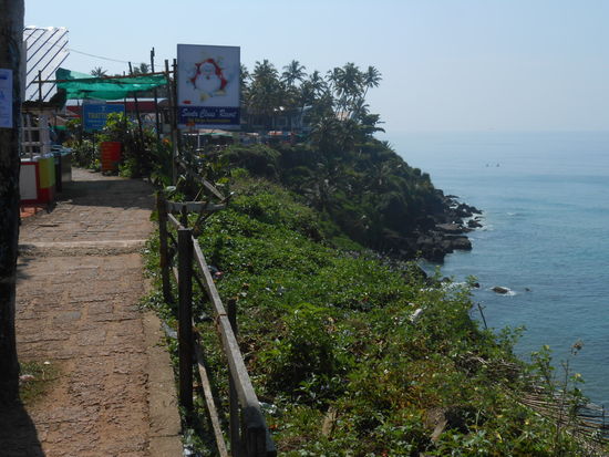 Klippen Promenade in Varkala - hier kann man sich gut unterhalten lassen. Shopping sollte man schon erledigt haben, wenn man nach Varkala kommt. Ich bin sehr froh, dass ich meine Glitzer Ausrüstung schon in Rajasthan gekauft habe