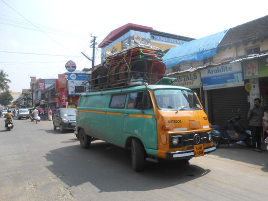 parken wie man will, in Indien hält sich niemand an Verkehrsregeln.Inder sind wahrscheinlich die besten Autofahrer der Welt