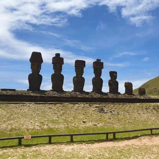 Hut ist vorhanden. Anakena ist nicht so wichtig wie Tongariki, liegt aber atemberaubend schön, die Moais halten Wache am schönsten Strand der Osterinsel 
Man möge sich fast wünschen, dass sie auch den Besucher mit bewachen mögen, denn sie sind überall beeindruckende Zeugen der Vergangenheit einer Hochkultur.