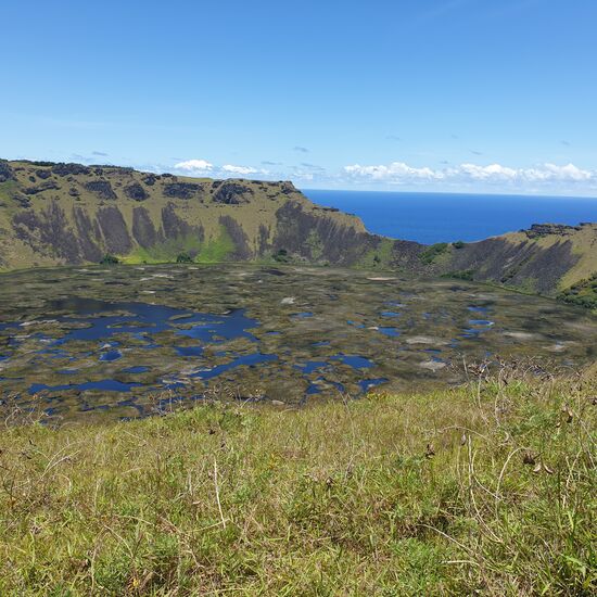 Oben angekommen - der schönste Kratersee der Osterinsel - spektakulär
Der Rano Kao ist ein bis zu 320 m hoher, erloschener Schildvulkan im Südwesten der Osterinsel, dessen Gestein auf ein Alter von etwa 1 Million Jahren datiert wurde. Der 200 m tiefe Gipfelkrater ist eine durch den Einsturz des Vulkangipfels entstandene Caldera. Er ist mit einem Durchmesser von 1,6 km der größte Vulkankrater auf der Osterinsel. Der Rand des Kraters ist nach Südwesten zum Meer hin leicht eingebrochen. Die drei der Küste vorgelagerten Motus – Motu Kaokao, Motu Iti und Motu Nui – sind wahrscheinlich die Reste parasitärer Vulkane des Rano Kao.
