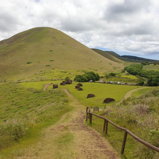 Auch hier könnte man die eingesunkenen Tonnenschweren Pukaus wieder ausgraben und hätte teilweise eine fast fabrik-neue Kopfbedeckung. Die Osterinsel ist ein Traum für Archäologen. Die jeweiligen Artifakte sind deutlich sichtbar und Trümmer sind überall.