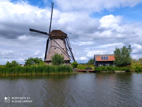 Viele Mühlen sehen total Detail-verliebt aus, viele haben eimen total schönen Obstgarten und Obstbäume vor der Mühle. Jeder Mueller hat natürlich ein Boot und ein Fahrrad. Natürlich kann man nicht mit dem Auto zur Mühle. Aber man kann mit dem Rad auf dem Deich zur Mühle fahren. Also wie immer in den Niederlanden. Man fährt Rad.