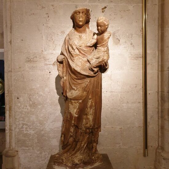 Eine Statie, erschaffen von einem Bildhauer vor Jahrhunderten. Eine Zeitzeugin aus dem Mittelalter