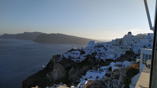 Die weissen Häuser kleben am. Fels und strahlen um die Wette