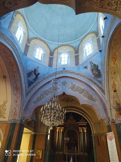 katholische Kirche, diesmal eine recht bescheidene katholische Kirche, wieder mit Kronleuchter - man scheint eine Affinität zu Kronleuchtern zu haben in griechischen Kirchen, ganz egal ob orthodox oder katholisch