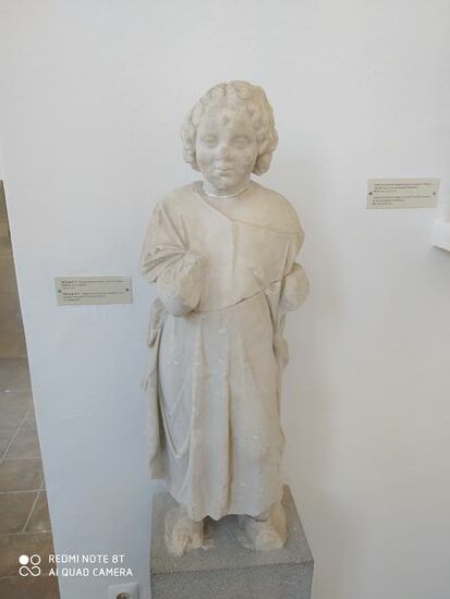 Ein kleiner Junge aus Marmor - gefunden auf einem antiken Friedhof (Kamori)