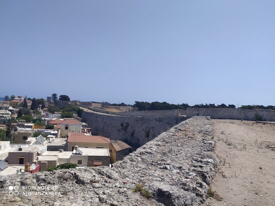 Auf jeden Fall war die Stadtmauer breit genug, um mit Fuhrwerken befahren zu werden.