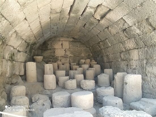 Jahrhundert alte Säulen Reste - auf vielen sind griechische Schriften