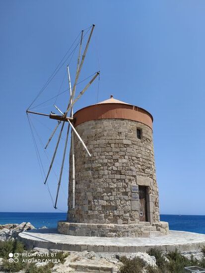 Meine geliebten griechischen Windmühlen, da sind sie endlich. Im Mandraki Hafen waren es 13 insgesamt. Windkraft ist jedenfalls genug da.