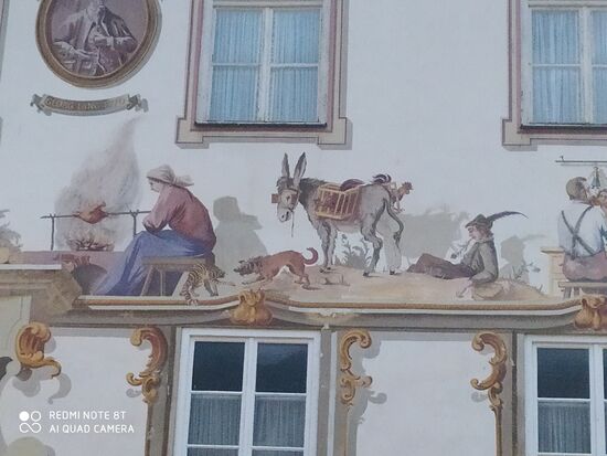 Man malt Esel auf die Häuser