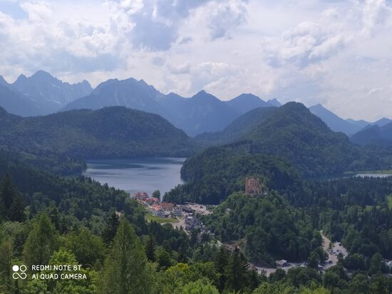 Aussicht vom Balkon des Schlosses Neuschwanstein - Blick auf die wunderschönen Alpen
