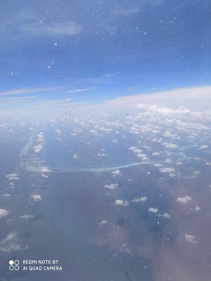 Die Puff Wolken sahen aus wie Watte Tupfer, jede Wolke hatte ihren eigenen Schatten auf dem Meer.
