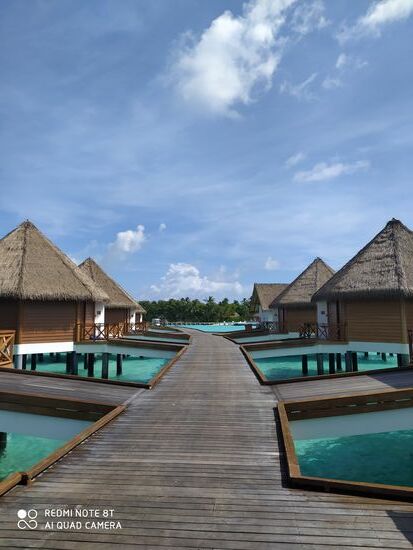 Himmelblaues Meer unter den Wassebungalows