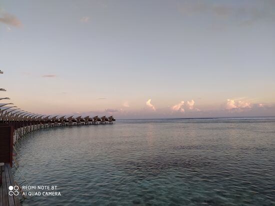 Sonnenuntergang vor den Wasserbungalows
