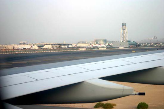 Pünktlich um 4 Uhr 12 MESZ / 6 Uhr 12 Ortszeit setze der Pilot die Maschine auf der Betonpiste von Dubai auf.