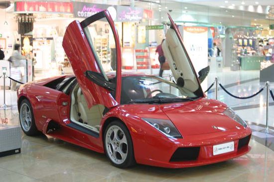 und nochmals deutlich teurer, der Sportwagen von Lamborghini.