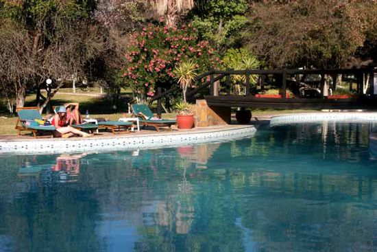 Am Pool genossen die Damen die Sonne.