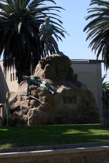 Ein paar Meter neben dem Bezirksgericht, inzwischen die Sommerresidenz des Staatspräsidenten von Namibia, das "Marinedenkmal"