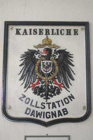 Das Schild:
Kaiserliche
Zollstation
Dawignab
bauchte allerdings keine weiteren Erläuterungen oder gar Übersetzungen