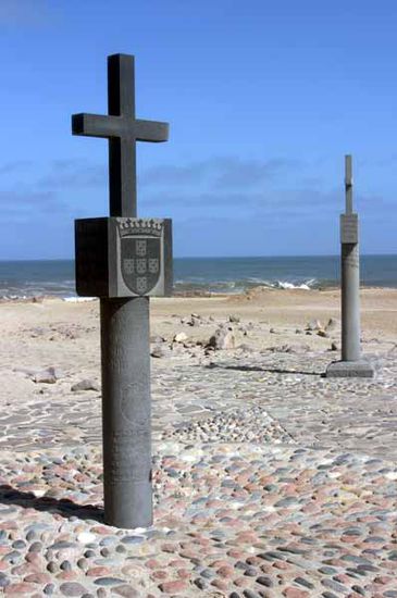 Zu Ehren von
John I., König von Portugal errichtete er ein Kreuz.