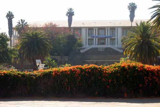 Auch heute trägt das Gebäude noch immer den deutschen Namen "Tintenpalast" mittlerweile als Sitz der Regierung von Namibia.
