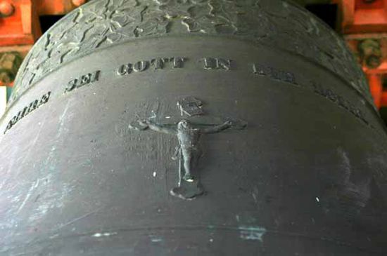 Wir beließen es nicht nur bei einem Rundgang durch den Kirchenraum. Nach der Empore war auch noch der Glockenturm dran. Wir gaben erst auf, als wir ganz oben waren und Fotos von den Kirchenglocken machen konnten.