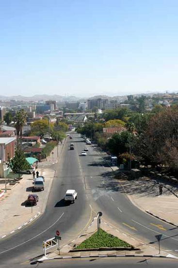 Aus einem Fenster im Glockenturm ein Blick auf die Peter-Müller-Straße, inzwischen in Fidel-Castro umbenannt.
