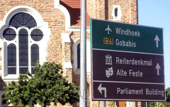Das Hinweisschild vor der Kirche gab uns die Richtung an um das zusammen mit der Christuskirche wichtigste Wahrzeichen von Windhoek zu finden,
das Reiterdenkmal, bekannter und dem Namen der "Reiter von Südwest"