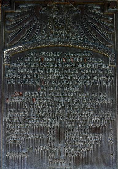 Die Gedenktafel, angebracht am Sockel des Reiters trug die Inschrift: