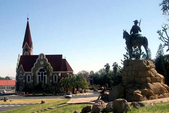 Die beiden Wahrzeichen von Windhoek,
die "Christuskirche" und "der Reiter von Südwest" liegen in direkter Nachbarschaft.