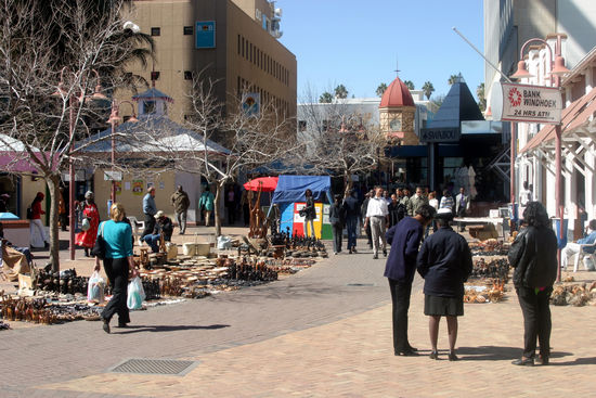 Auf dem Marktplatz hinter dem Uhrenturm kaufte sich Karl Martin einen Elefanten als Erinnerung an seine ersten Namibia Urlaub