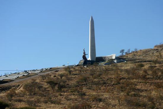 Auf der linken Straßenseite zeigte uns der noch junge Staat Namibia wo seine Schwerpunkte liegen.