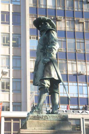 Ganz in der Nähe die Statue eines der Gründerväter von Cape Town