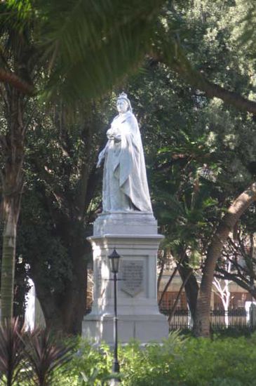 ....... an Statuen großer Südafrikaner und von Queen Victoria