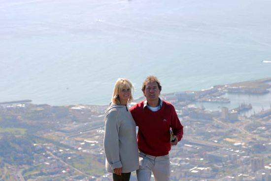 Gut 1.000 m unter uns lag Kapstadt, die V & A Waterfront, die Einkaufszentren, das Hotel "Table Bay"