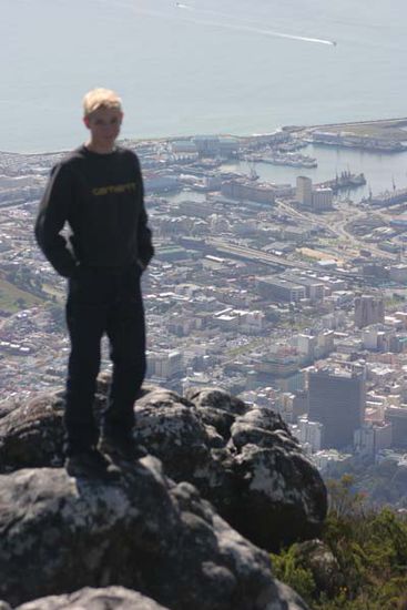 Karl Martin präsentierte sich vor der Waterfront + dem Hotel "Table Bay"