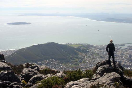 sowie vor dem "Signal Hill, links unten, 350 m hoch, darüber die ehemalige Gefängnisinsel "Robben Island"