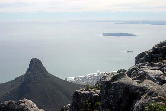..... der "Lion's Head", 669 m hoch sowie rechts "Robben Island"
