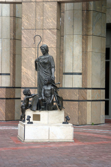 Vorbei an moderner Kunst gingen wir zum Abendessen wieder hinüber an die V &amp; A Waterfront.