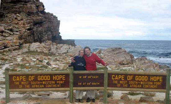 Um 15 Uhr 27 fotografierte Karl Martin uns vor der Hinweistafel
"Cape of Good Hope" "The most South-Western Point of the African Continent".