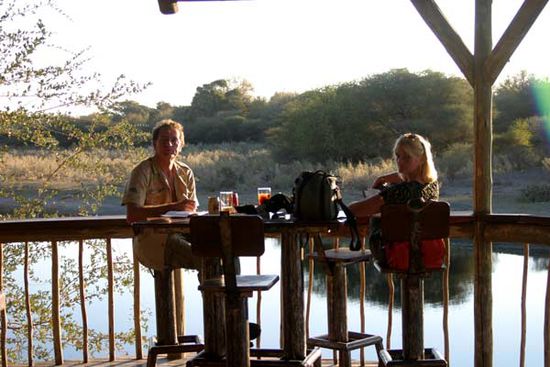 Auf einer erhöhten Terrasse lag die Bar direkt oberhalb des Wasserlaufes. Nur Krokodile und Hippos tummelten sich im Tamalakane keine.