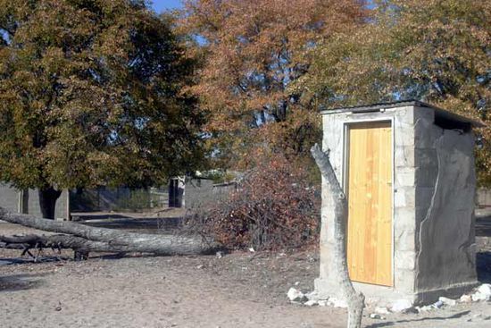 Die Toiletten waren zentral über die Quartiere verteilt in ca. 1,5 m x 1,50 m gro-ßen Häuschen untergebracht.