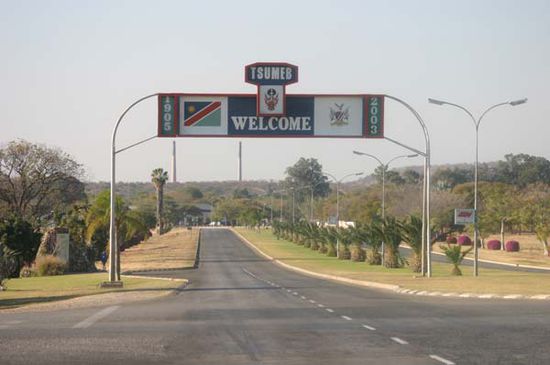 Gegen 16 Uhr begrüßte uns Tsumeb, früher bekannt als Minenstadt, heute nennt sie sich Blumenstadt.