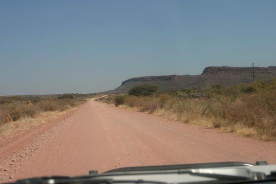 Schnurgerade Straßen führten durch das - mit Ausnahme des Waterberg-Massivs - topfebene Gelände.
