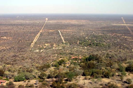 Tief unter uns Buschland und Savanne, unterbrochen von einigen Fahrspuren die am Horizont im Nichts verschwanden.