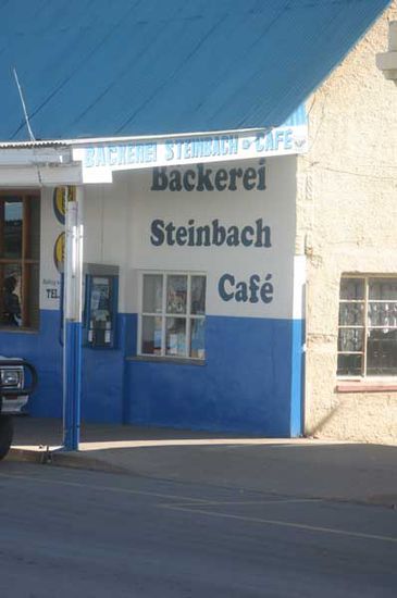 Gegenüber, in der Bäckerei Steinbach gab es ein noch ofenwarmes Brötchen.